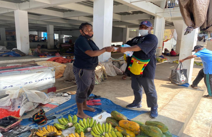 Peduli Penanggulangan Covid-19, PWI Papua Bagi-Bagi Masker 